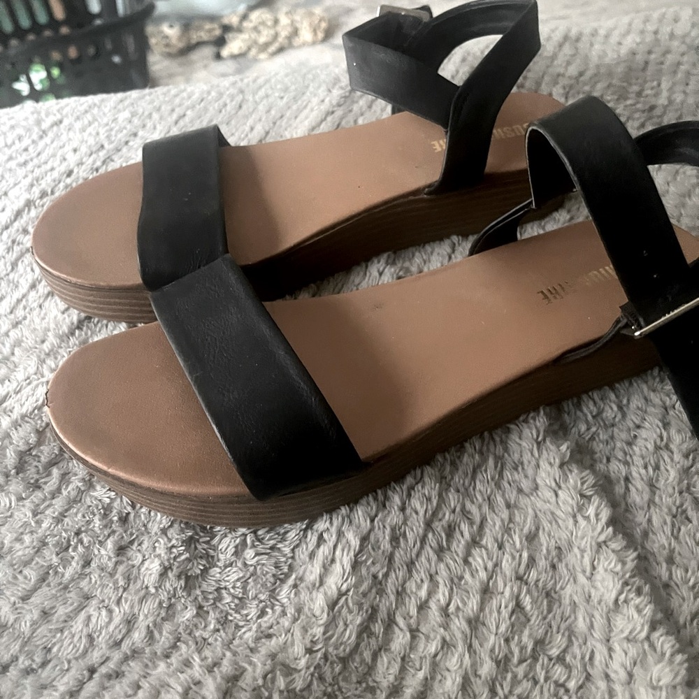 Cushionaire sandals-size 9